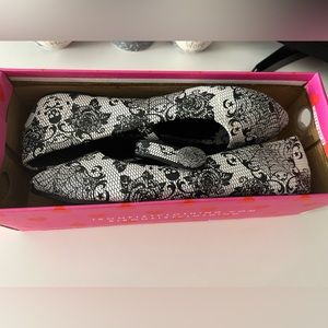 Iron fist skull & rose flats